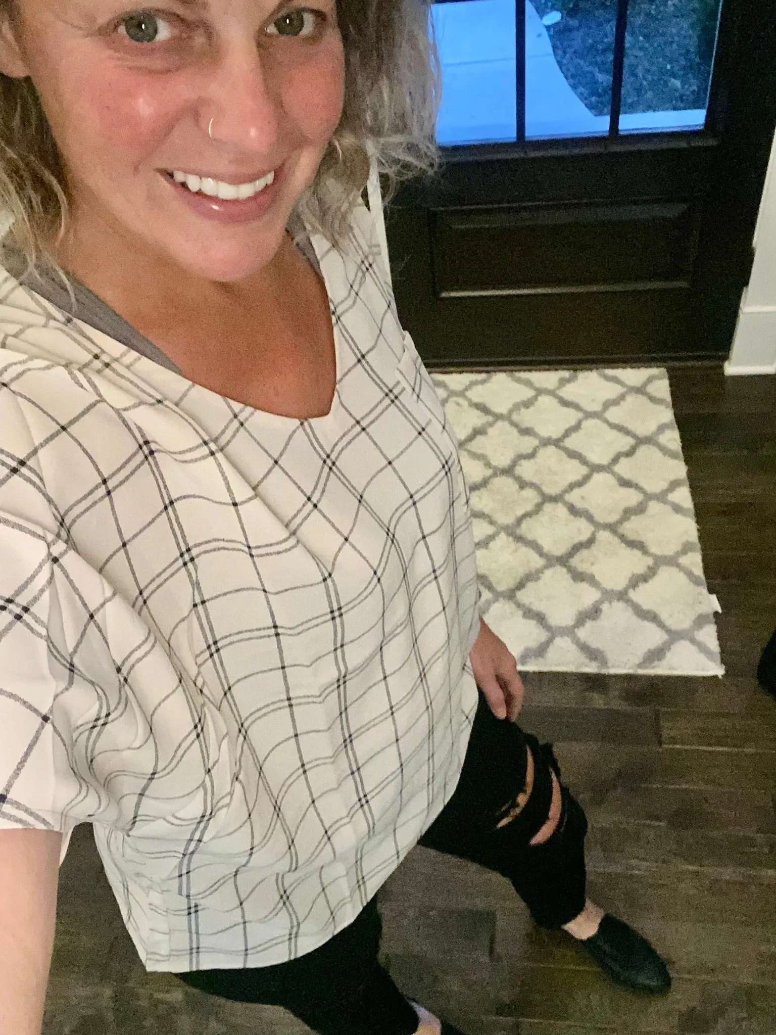 SS V neck flare sleeve plaid top