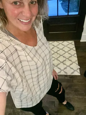 SS V neck flare sleeve plaid top